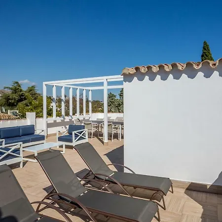 Luxury With Garden, Pool And Jacuzzi By Varenso Holidays וילה